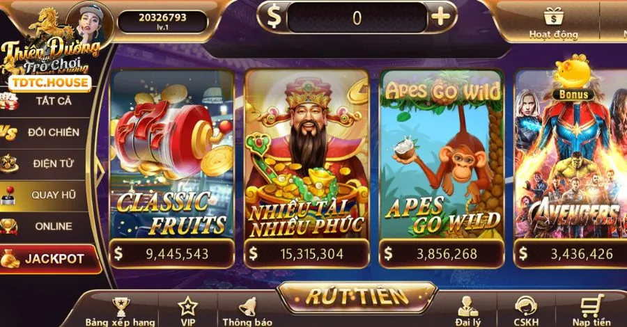 Màn hình trò chơi slot game với các biểu tượng quay số và dòng tiền thắng lớn